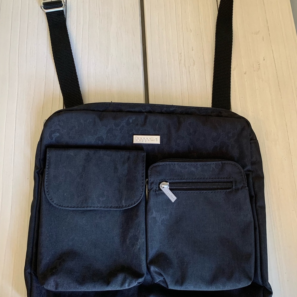 Baggalini black animal print crossbody